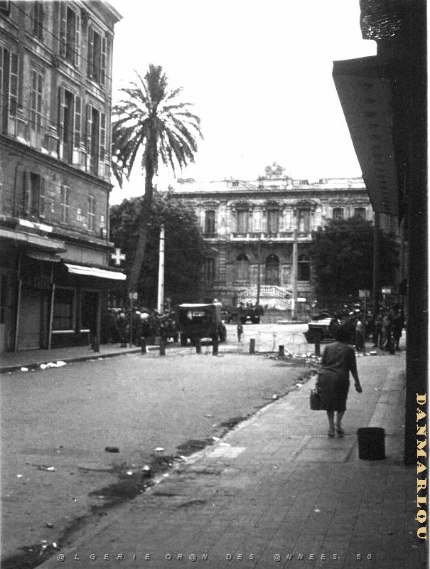 MH b- 092- Place Kleber et prefecture- Barbeles.JPG